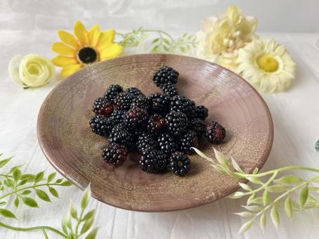 Blackberries for vitamins and antioxidants (sideways), JPG