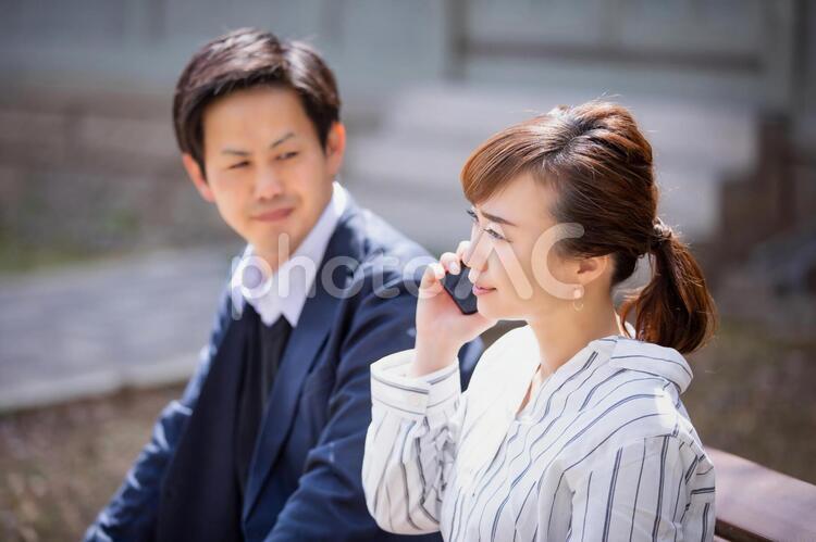 カジュアルビジネスの会社員 商談,契約,スマホの写真素材