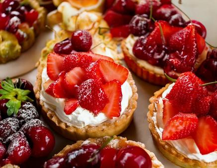 いちごとサクランボの洋菓子の写真