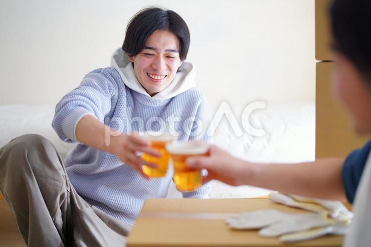引っ越しの合間にビールで乾杯する2人の男性 引っ越し,一人暮らし,男性の写真素材