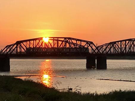 ハート形の夕日と電車 ハート形,ハート,夕日の写真素材