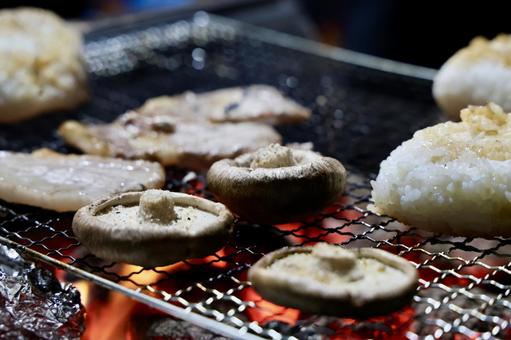 椎茸網焼き バーベキュー,椎茸,キノコの写真素材