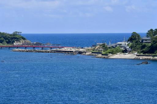 夏の海と東尋坊から見た福井県の雄島 夏の海と東尋坊から見た福井県の雄島 雄島橋,レジャー,自然の写真素材
