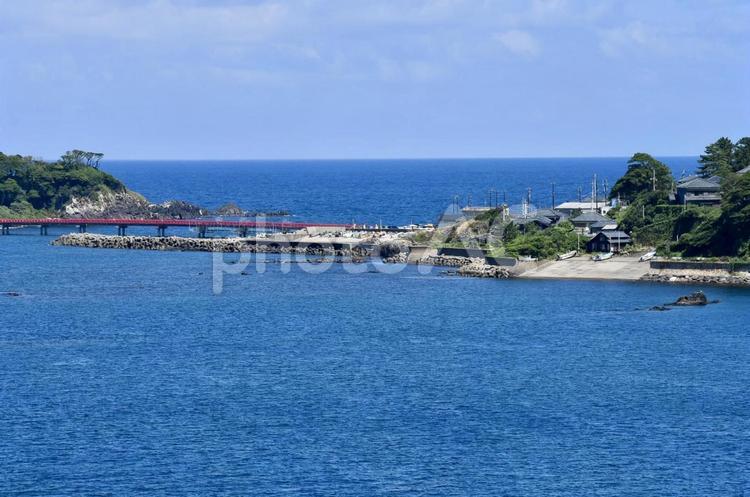 夏の海と東尋坊から見た福井県の雄島 雄島橋,レジャー,自然の写真素材