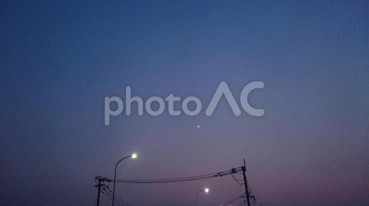 電柱と小さな三日月 たそがれ,エネルギー,シルエットで映すの写真素材