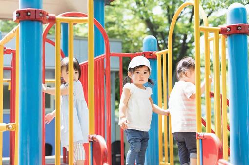 遊具で遊ぶ子供 遊具で遊ぶ子供 公園,女性,遊具の写真素材