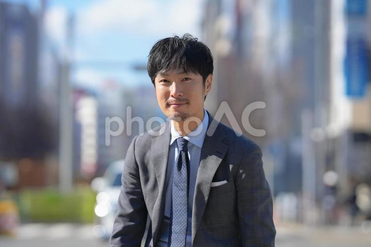 街中のグレースーツのビジネスマン 人物,ビジネス,男性の写真素材