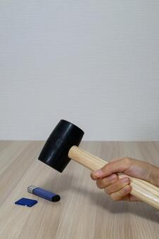 記録媒体を叩き潰すゴムハンマー データ消去,情報漏洩対策,ゴムハンマーの写真素材