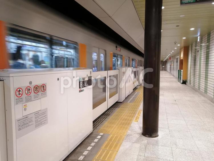 通過する電車とホームドア 東急田園都市線,駒沢大学駅,ホームドアの写真素材