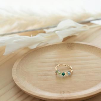 グリーンビーズのワイヤーリング ハンドメイド,ビーズ,アクセサリーの写真素材