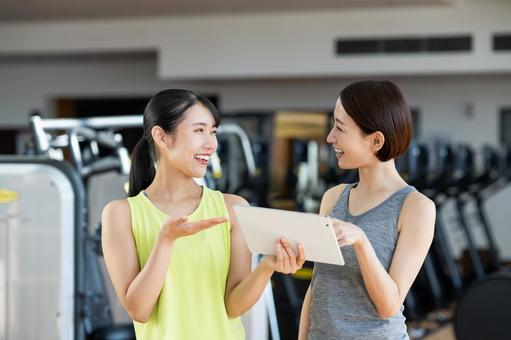 ジムでカウンセリングを受けるミドルの女性 ジム,フィットネス,カウンセリングの写真素材