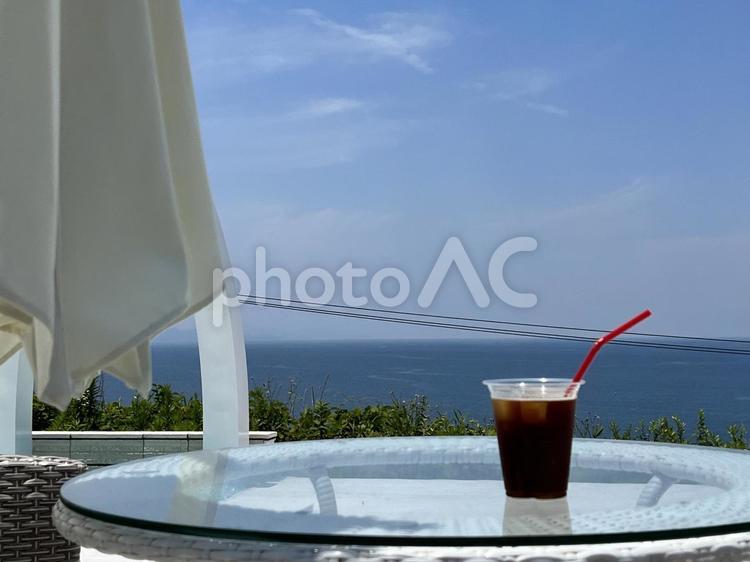 アイスコーヒーと海の風景 アイスコーヒー,珈琲,コーヒーの写真素材