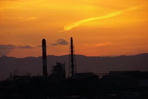 工場の夕焼けシルエット 工場の夕焼けシルエットの写真