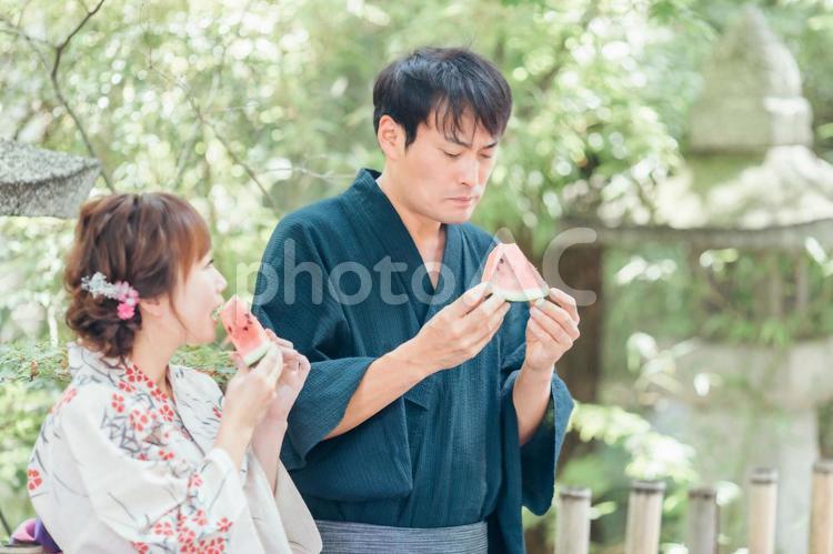 浴衣姿でスイカを食べる男女 スイカ,浴衣,夏の写真素材