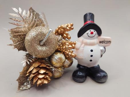 スノーマンとフラワーアレンジメント スノーマンとフラワーアレンジメント スノーマン,雪だるま,クリスマスの写真素材