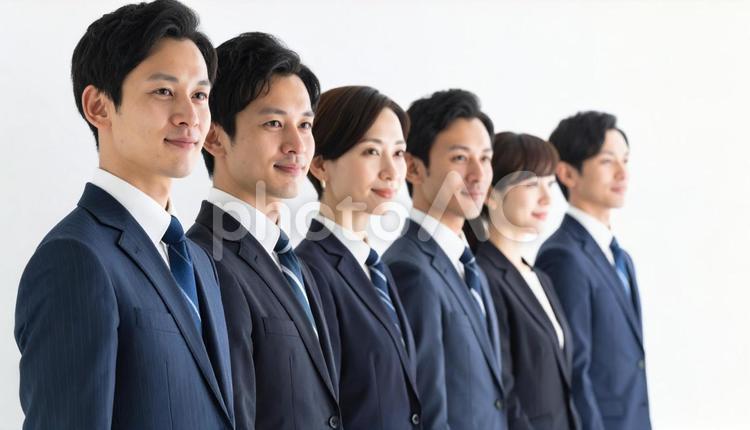斜めの角度から見た整列する若い会社員 ビジネス,女性,男性の写真素材