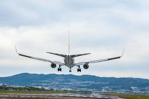 伊丹空港に着陸してくる旅客機 伊丹空港に着陸してくる旅客機 大阪,大阪国際空港,伊丹空港の写真素材