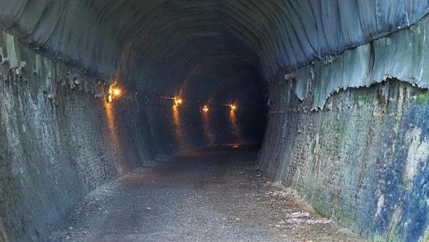 旧国鉄篠ノ井線廃線敷遊歩道 三五山トンネル,廃線,遊歩道の写真素材