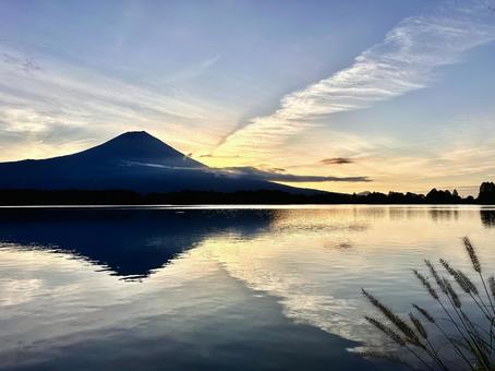 田貫湖と富士山 田貫湖と富士山の写真