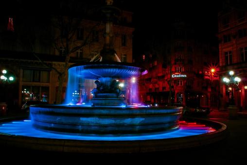 パリのライトアップ噴水 噴水,ライトアップ,夜景の写真素材