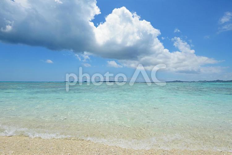 沖縄の美しいビーチ ビーチ,海,波の写真素材