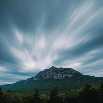 神秘的な雲が流れる夕暮れの山 神秘的な雲が流れる夕暮れの山の写真