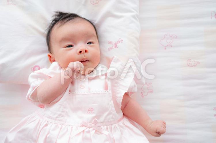ピンクの服の赤ちゃん 赤ちゃん,家族,日本人の写真素材