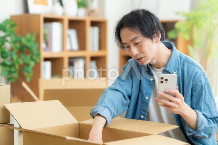 引越しをする若い男性 引越し,男性,引っ越しの写真素材