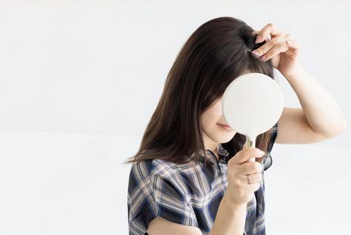 ダメージヘアを気にする女性 女性,白髪,ヘアケアの写真素材
