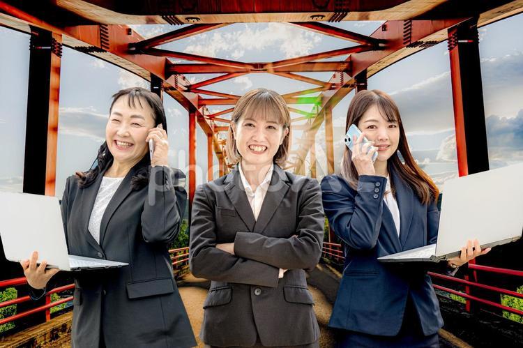 鉄橋とビジネスウーマン ビジネス,ビジネスウーマン,女性の写真素材