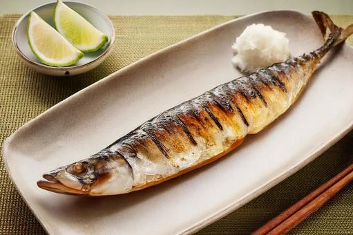 食卓の焼き秋刀魚 食卓の焼き秋刀魚の写真