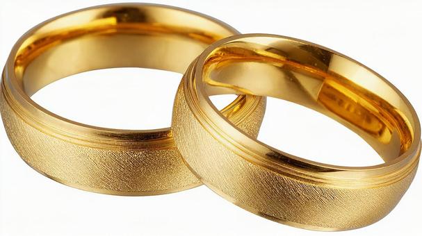 白い背景に輝くゴールドの結婚指輪 白い背景に輝くゴールドの結婚指輪の写真