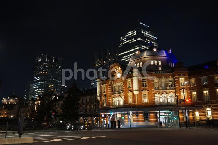 東京駅　丸の内出口付近　通勤客と車など　夜景 東京駅,駅舎,駅前広場の写真素材