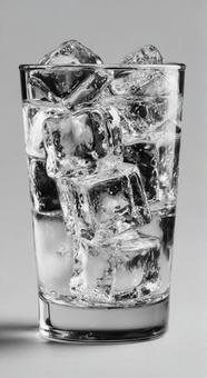 冷たく澄んだ水と氷 冷たく澄んだ水と氷の写真