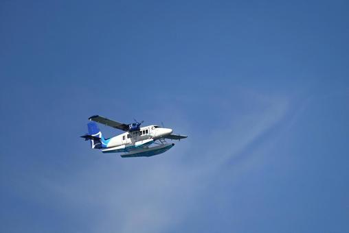 モルディブの上空を飛行する水上飛行機 モルディブの上空を飛行する水上飛行機の写真