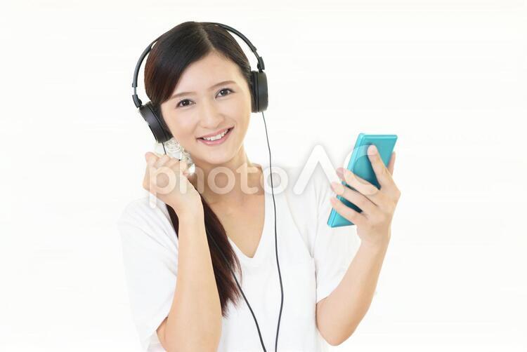 音楽を楽しむ笑顔の女性 女性,ヘッドフォン,女の写真素材