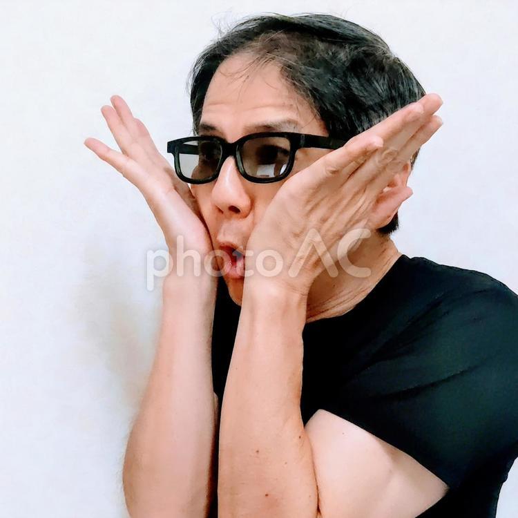 驚いているサングラスをかけた中年男性 驚く,男性,中年の写真素材