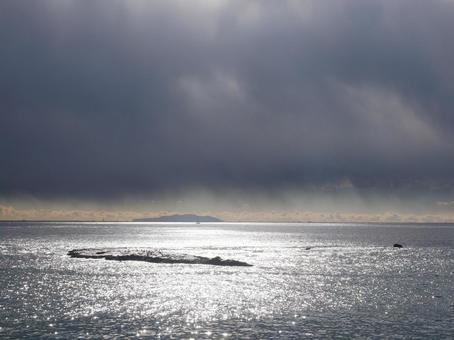 海 雨雲 神秘的 海 雨雲 神秘的の写真