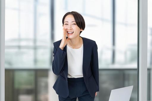 声をかけるビジネスウーマン ビジネス,オフィス,呼びかけの写真素材