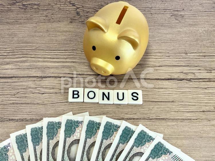 ボーナスの文字とお金と貯金箱 ボーナス,賞与,お金の写真素材