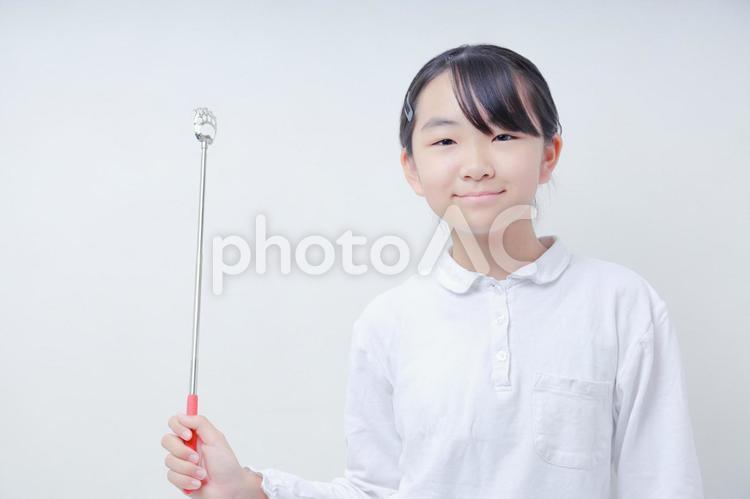 右手に指示棒を持って微笑む女子小学生 女性,日本人,若いの写真素材