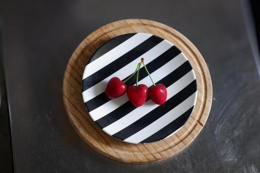 おしゃれなお皿に並んだ3粒のさくらんぼ おしゃれなお皿に並んだ3粒のさくらんぼ さくらんぼ,チェリー,フルーツの写真素材