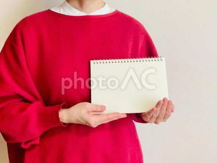 白紙ノートと持つ女性（赤トップス） スケッチブック,女性,ノートの写真素材
