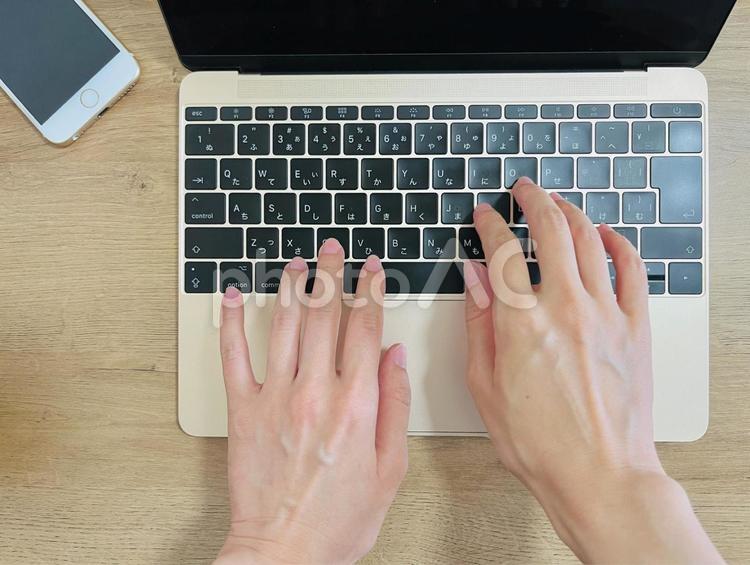 俯瞰したパソコン作業の手元 タグ：,パソコン,pcの写真素材