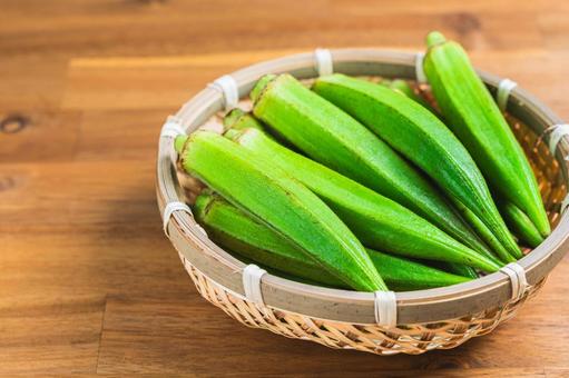 竹ざるに盛られた新鮮なオクラ オクラ,野菜,緑色の写真素材