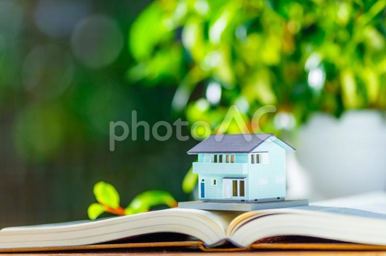 住宅模型と本 住まい,暮らし,マイホームの写真素材