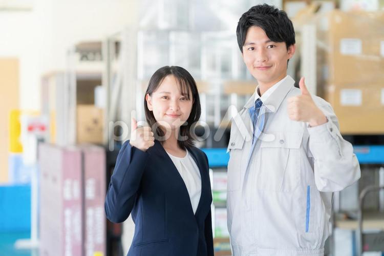倉庫で会議をする男女のビジネスマン 倉庫,工場,打ち合わせの写真素材