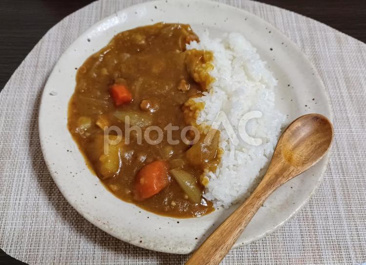 木のスプーンとカレーライス カレーライス,木のスプーン,料理の写真素材