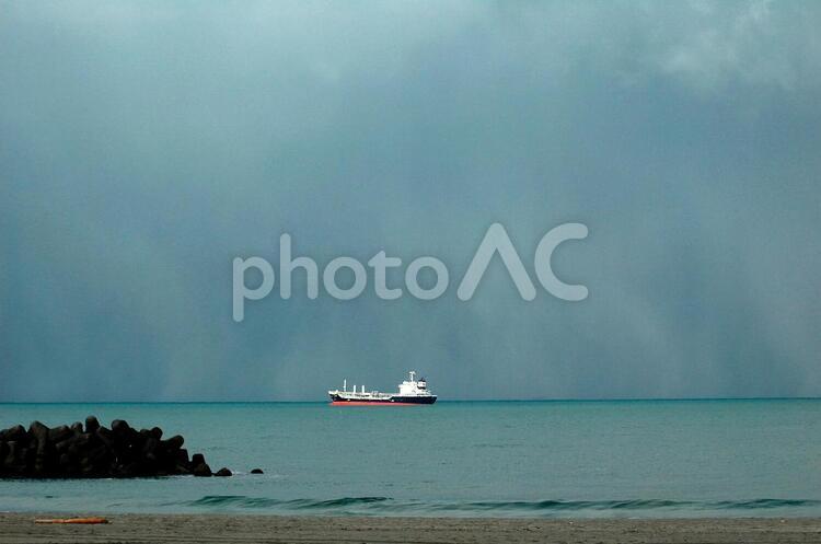 海上の船舶と雲 海,海岸,海辺の写真素材