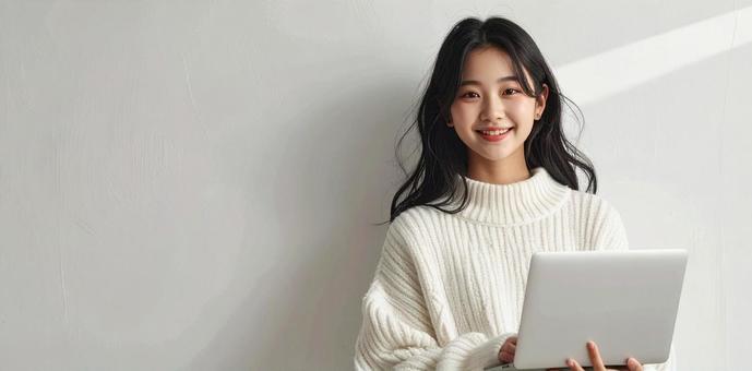 パソコンと女性 パソコンと女性の写真